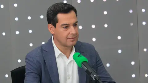 Juanma Moreno durante una entrevista en Onda Cero Juanma Moreno durante una entrevista en Onda Cero