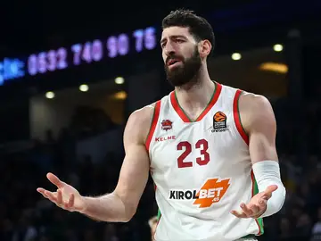 El alero georgiano del Kirolbet Baskonia Tornike Shengelia protesta una acción El alero georgiano del Kirolbet Baskonia Tornike Shengelia protesta una acción