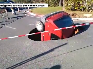 Un gran socavón se traga un coche al ceder el pavimento en Huelva