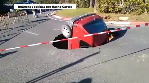 Un gran socavón se traga un coche al ceder el pavimento en Huelva Un gran socavón se traga un coche al ceder el pavimento en Huelva