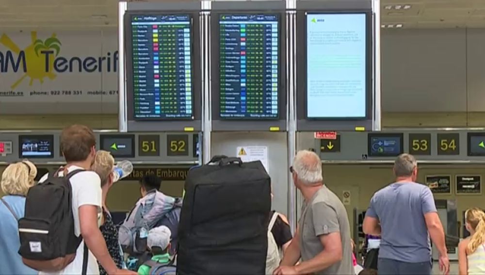Agencias de viajes y de consumidores de Baleares y Canarias denuncian el aumento de precios en los vuelos con la península. 