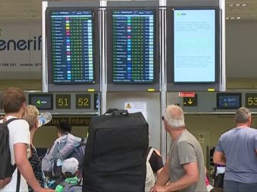 Agencias de viajes y de consumidores de Baleares y Canarias denuncian el aumento de precios en los vuelos con la península. 