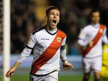 Adrián Embarba celebra su gol ante el Eibar