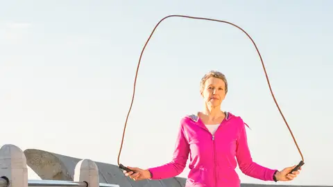 Mujer saltando a la comba Nova Life