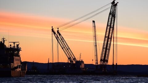 El buque gr&uacute;a Rambiz detiene la operaci&oacute;n de rescate de la fragata noruega 'KNM Helge Ingstad' cerca de Bergen 