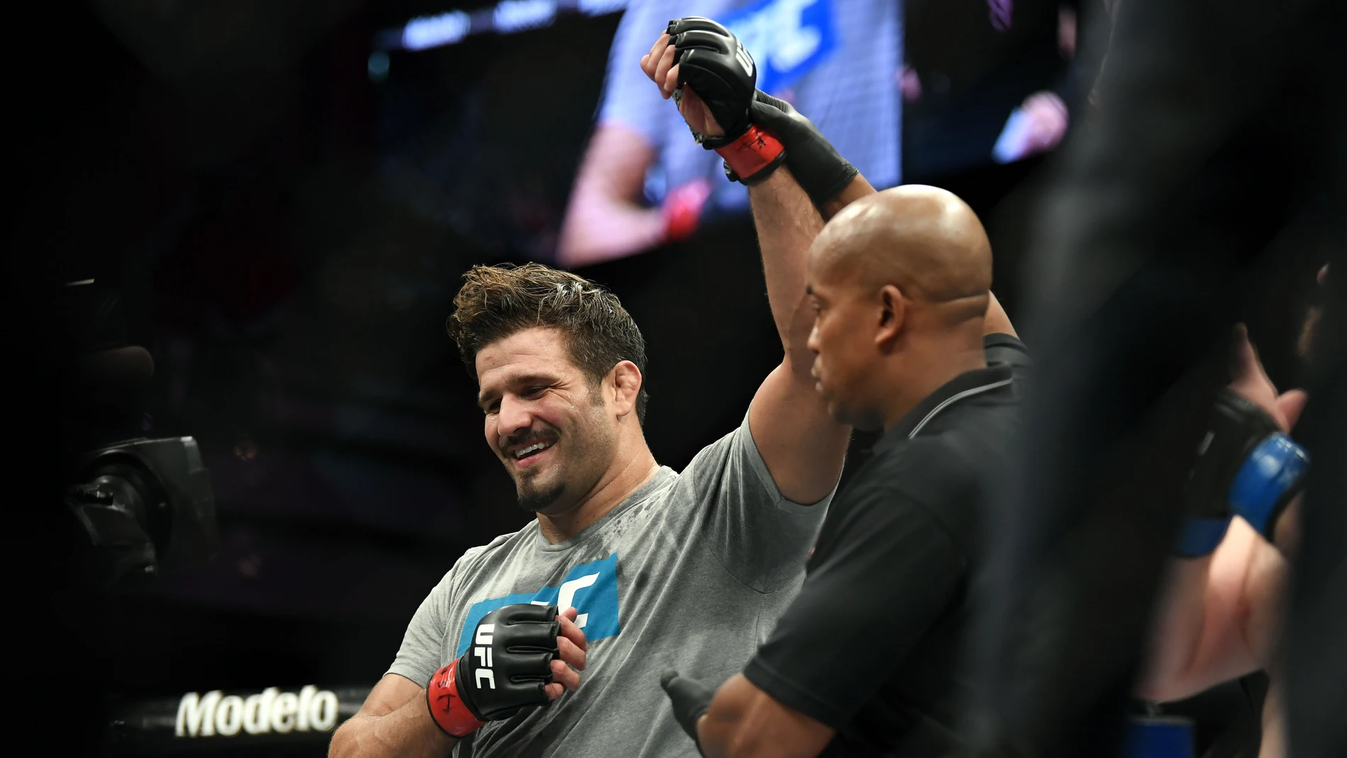 Juan Espino celebra su histórica victoria en la UFC Juan Espino celebra su histórica victoria en la UFC