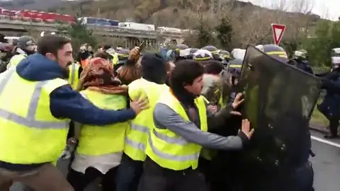 tensión entre gendarmes y chalecos amarillos en la frontera de Biriatou tensión entre gendarmes y chalecos amarillos en la frontera de Biriatou
