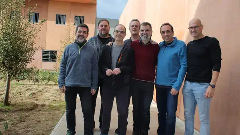 Jordi Sànchez, Oriol Junqueras, Jordi Turull, Joaquim Forn, Jordi Cuixart, Josep Rull y Raül Romeva, de izquierda a derecha Jordi Sànchez, Oriol Junqueras, Jordi Turull, Joaquim Forn, Jordi Cuixart, Josep Rull y Raül Romeva, de izquierda a derecha