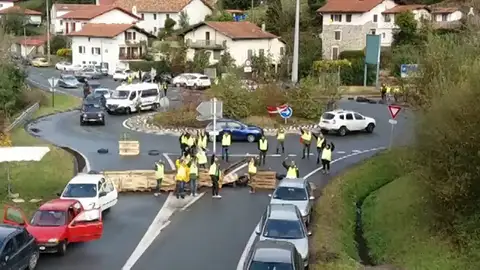 Los 'chalecos amarillos' franceses cortan la frontera de Biriatou Los 'chalecos amarillos' franceses cortan la frontera de Biriatou