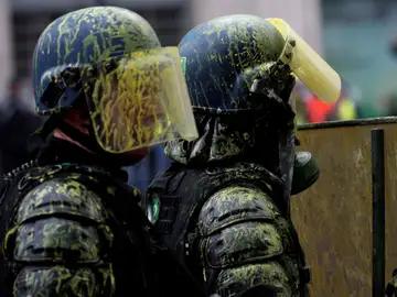 Agentes antidisturbios con los cascos manchados de pintura amarilla Agentes antidisturbios con los cascos manchados de pintura amarilla