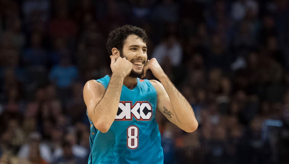 Álex Abrines celebra una canasta con los Thunder
