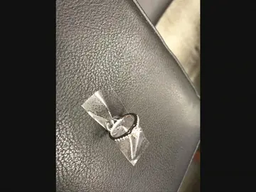 La Policía busca a la pareja que se le cayó su anillo de compromiso a una alcantarilla La Policía busca a la pareja que se le cayó su anillo de compromiso a una alcantarilla