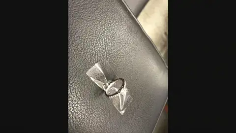La Policía busca a la pareja que se le cayó su anillo de compromiso a una alcantarilla La Policía busca a la pareja que se le cayó su anillo de compromiso a una alcantarilla