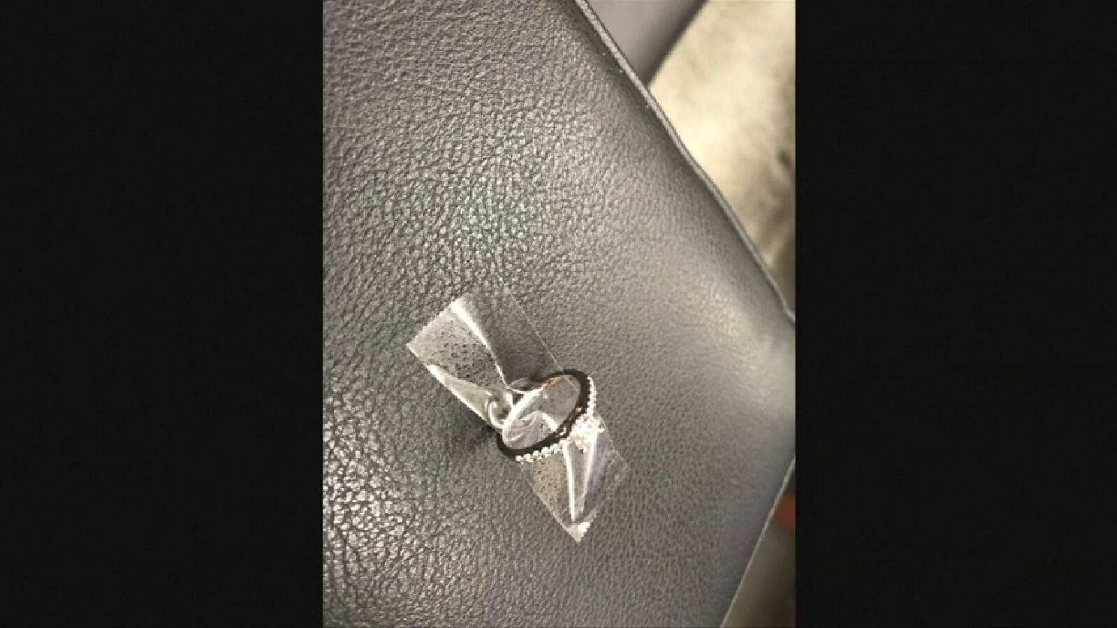La Policía busca a la pareja que perdió el anillo de compromiso en una alcantarilla