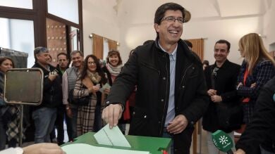 Juan Marín vota en Sanlúcar de Barrameda