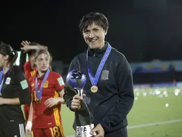 Antonia Is posa con la Copa de campeonas del mundo Antonia Is posa con la Copa de campeonas del mundo
