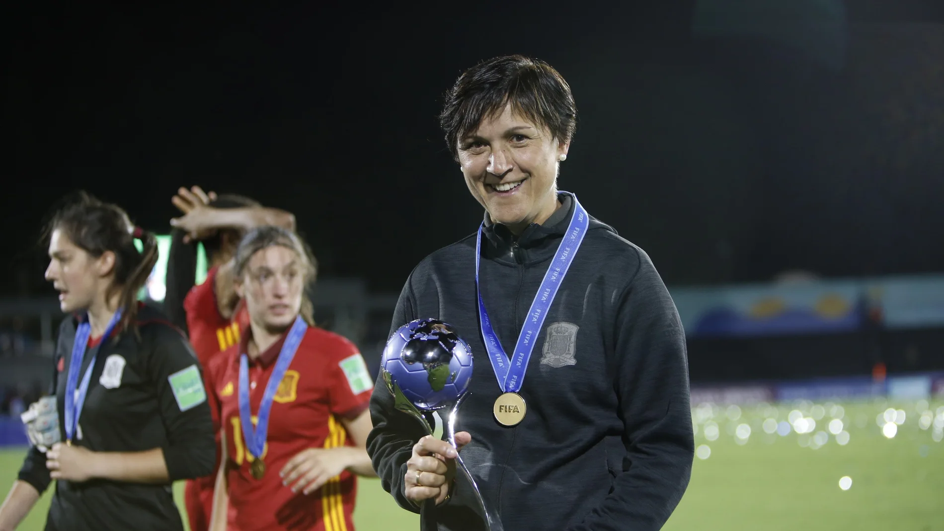 Antonia Is posa con la Copa de campeonas del mundo Antonia Is posa con la Copa de campeonas del mundo