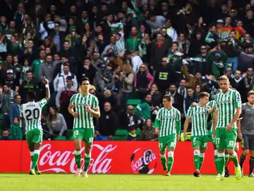 Junior Firpo celebra su gol ante la Real Sociedad Junior Firpo celebra su gol ante la Real Sociedad