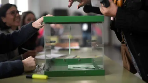 Imagen de una persona votando en Córdoba Imagen de una persona votando en Córdoba