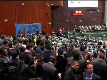 Al grito de "Dictador, dictador" legisladores mexicanos protestan por la presencia de Maduro en México Al grito de "Dictador, dictador" legisladores mexicanos protestan por la presencia de Maduro en México