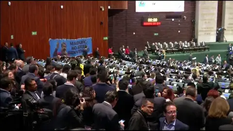 Al grito de "Dictador, dictador" legisladores mexicanos protestan por la presencia de Maduro en México Al grito de "Dictador, dictador" legisladores mexicanos protestan por la presencia de Maduro en México