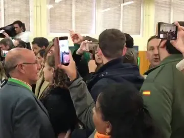 Simpatizantes de Vox increpan a Susana Díaz mientras vota en Sevilla Simpatizantes de Vox increpan a Susana Díaz mientras vota en Sevilla
