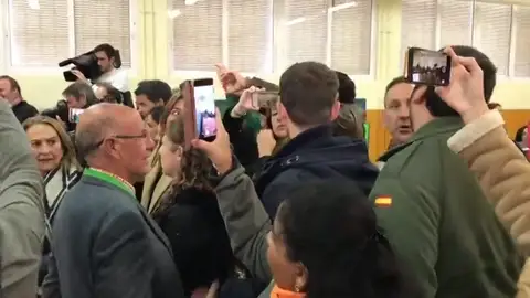 Simpatizantes de Vox increpan a Susana Díaz mientras vota en Sevilla Simpatizantes de Vox increpan a Susana Díaz mientras vota en Sevilla