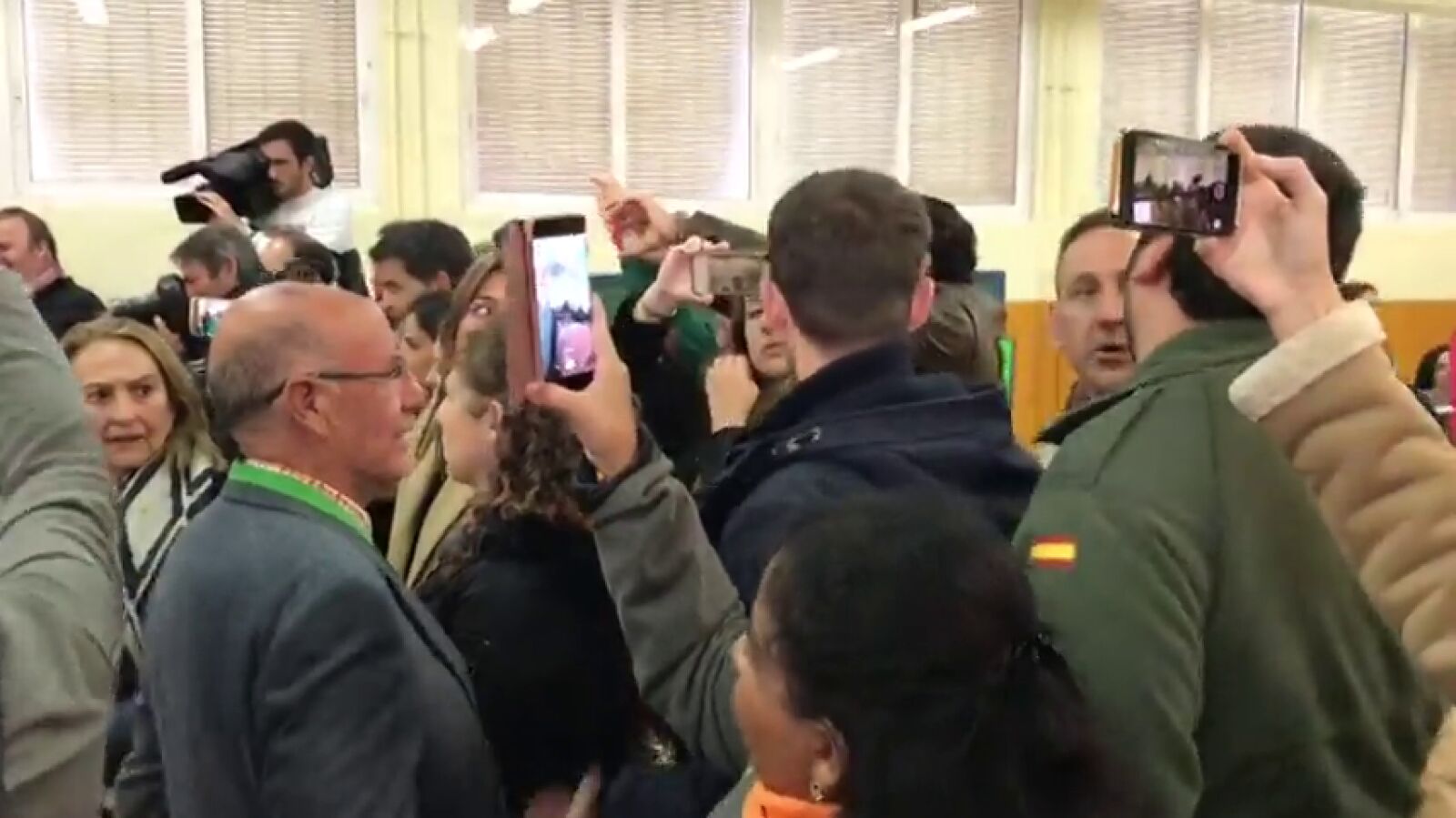 Dos apoderados de Vox increpan a Susana Díaz mientras vota en Sevilla, entre las anécdotas más destacadas de la jornada electoral