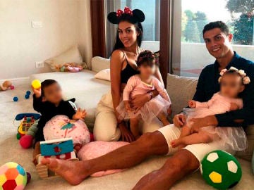 Cristiano Ronaldo y Georgina Rodríguez con sus hijos