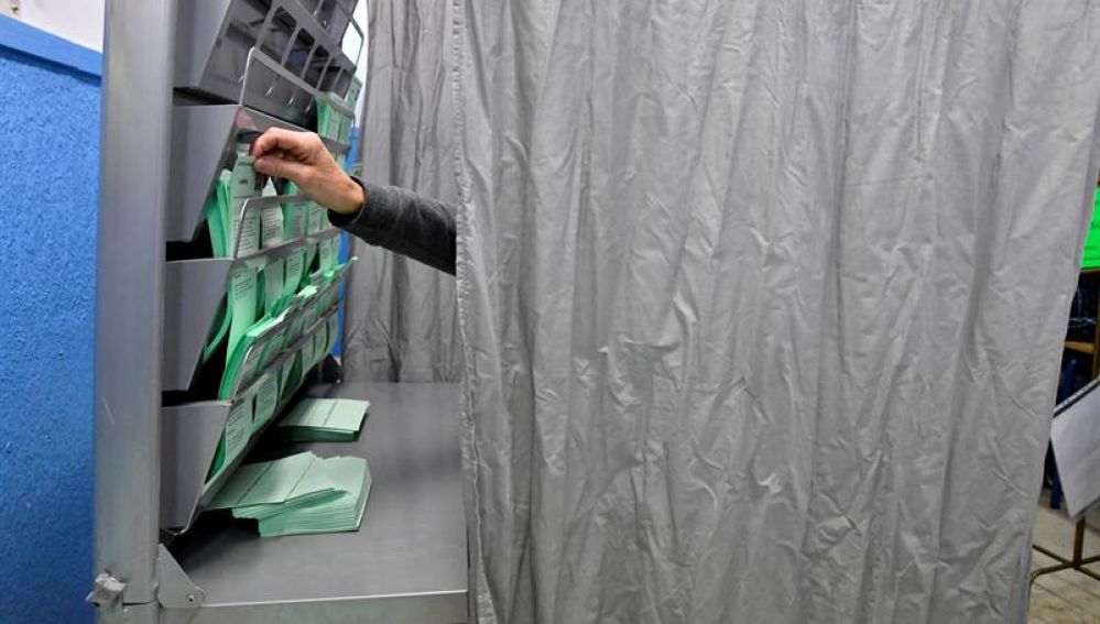 Una persona elige su papeleta electoral en un colegio de Almeria