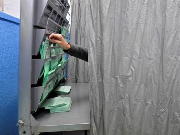 Una persona elige su papeleta electoral en un colegio de Almeria