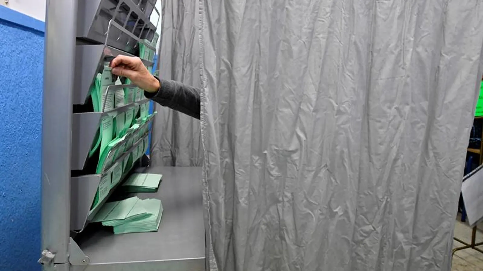 Una persona elige su papeleta electoral en un colegio de Almeria Una persona elige su papeleta electoral en un colegio de Almeria