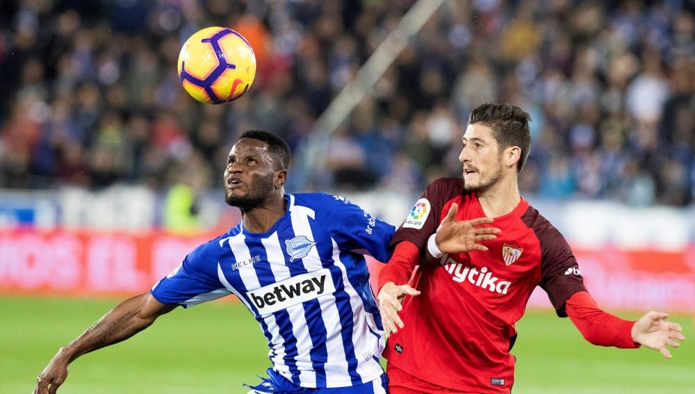 Wakaso Mubarak pelea un balón ante Sergio Escudero