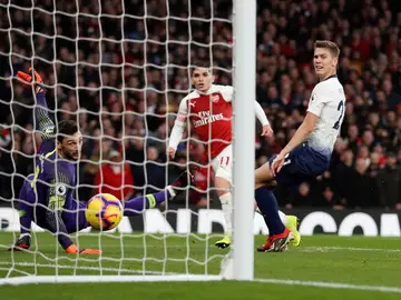 Lucas Torreira bate a Lloris en el Emirates Lucas Torreira bate a Lloris en el Emirates