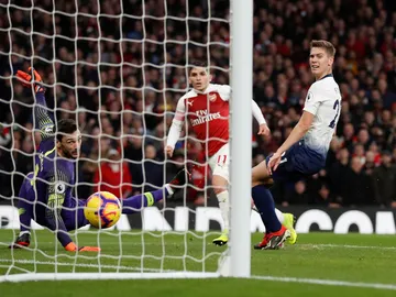 Lucas Torreira bate a Lloris en el Emirates Lucas Torreira bate a Lloris en el Emirates