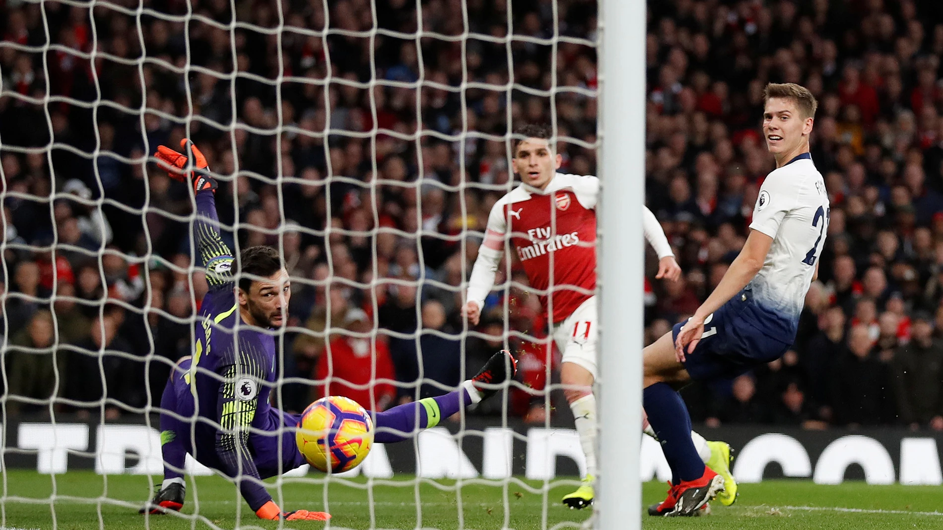 Lucas Torreira bate a Lloris en el Emirates Lucas Torreira bate a Lloris en el Emirates