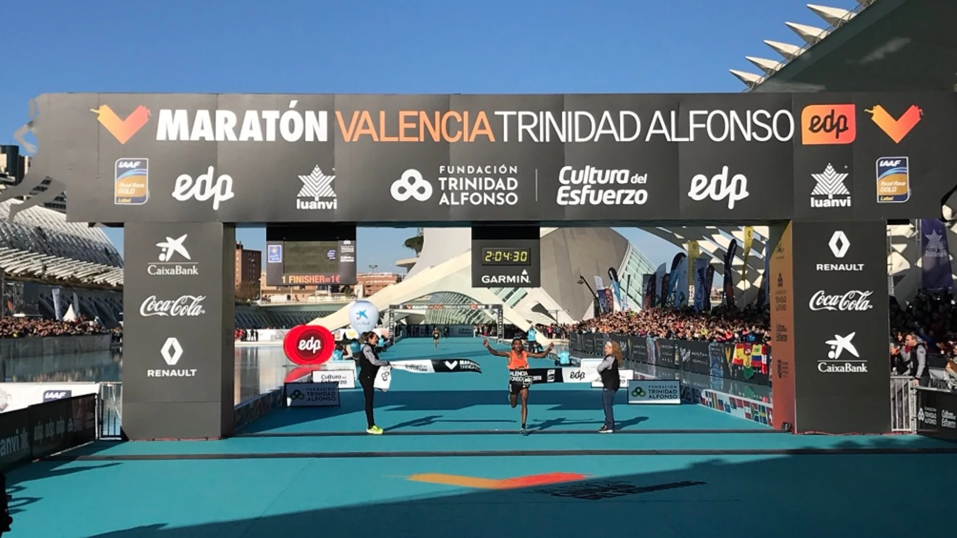 Leul Gebreselassie cruza la meta con un nuevo récord en Valencia Leul Gebreselassie cruza la meta con un nuevo récord en Valencia