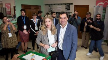 El candidato a la Junta de Andalucía por el Partido Popular (PP), Juanma Moreno, vota acompañado de su mujer