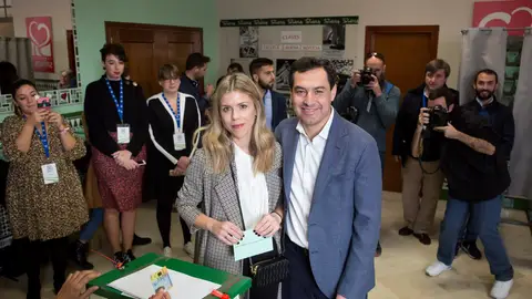 El candidato a la Junta de Andalucía por el Partido Popular (PP), Juanma Moreno, vota acompañado de su mujer El candidato a la Junta de Andalucía por el Partido Popular (PP), Juanma Moreno, vota acompañado de su mujer