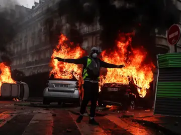 Un manifestante con un chaleco amarillo protesta por los precios del carburante Un manifestante con un chaleco amarillo protesta por los precios del carburante