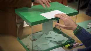 Elecciones generales 2019: Un votante ejerce su derecho introduciendo la papeleta en la urna en un colegio electoral en Sevilla Un votante ejerce su derecho introduciendo la papeleta en la urna en un colegio electoral en Sevilla