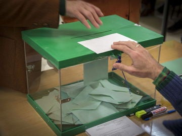 Elecciones generales 2019: Un votante ejerce su derecho introduciendo la papeleta en la urna en un colegio electoral en Sevilla 