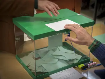 Elecciones generales 2019: Un votante ejerce su derecho introduciendo la papeleta en la urna en un colegio electoral en Sevilla Elecciones generales 2019: Un votante ejerce su derecho introduciendo la papeleta en la urna en un colegio electoral en Sevilla
