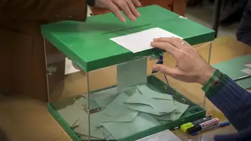 Elecciones generales 2019: Un votante ejerce su derecho introduciendo la papeleta en la urna en un colegio electoral en Sevilla Elecciones generales 2019: Un votante ejerce su derecho introduciendo la papeleta en la urna en un colegio electoral en Sevilla