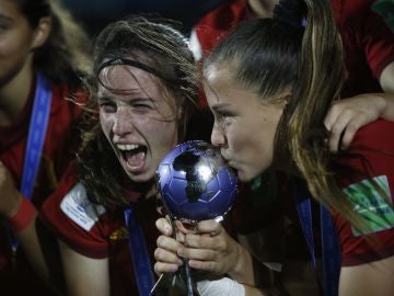 Eva Navarro y Claudia Pina besan la Copa tras ganar el Mundial Sub-17