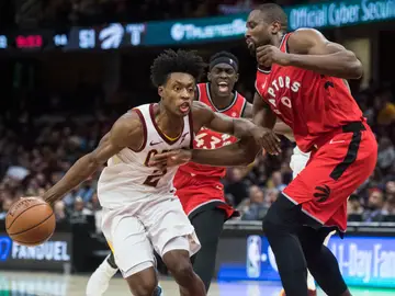 Serge Ibaka defiende ante Collin Sexton Serge Ibaka defiende ante Collin Sexton