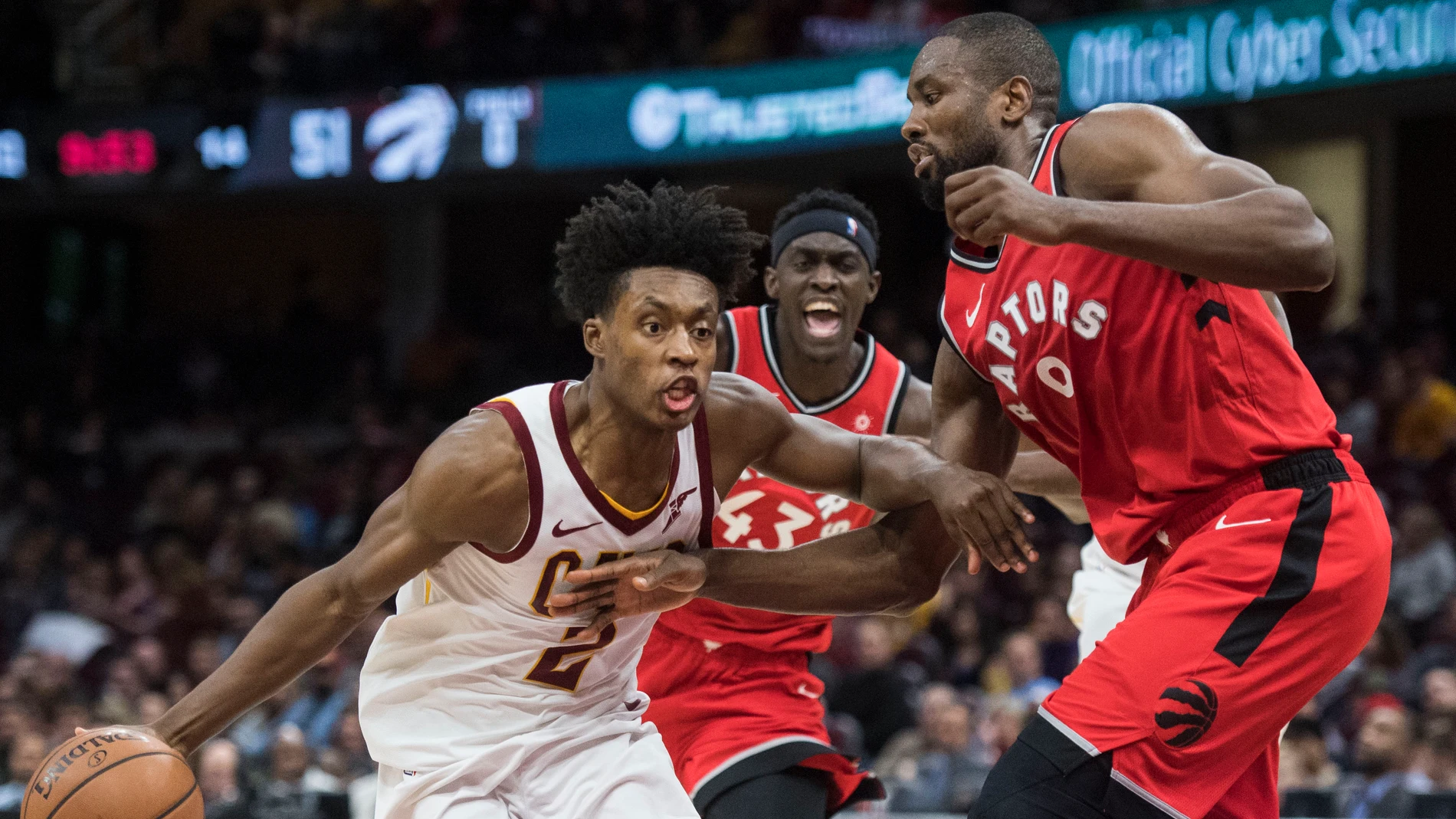 Serge Ibaka defiende ante Collin Sexton Serge Ibaka defiende ante Collin Sexton