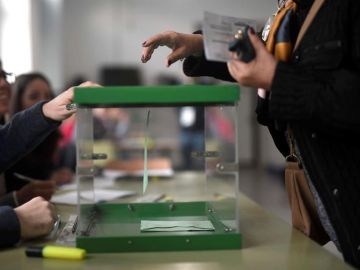 Una mujer deposita su voto en el colegio Colón en Córdoba