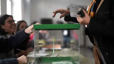 Una mujer deposita su voto en el colegio Colón en Córdoba Una mujer deposita su voto en el colegio Colón en Córdoba