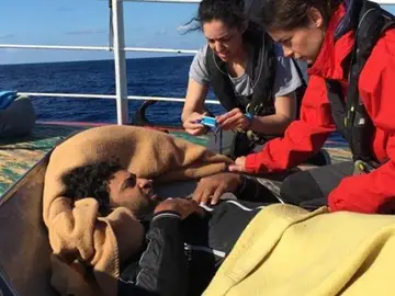 Uno de los inmigrantes a bordo del pesquero Uno de los inmigrantes a bordo del pesquero